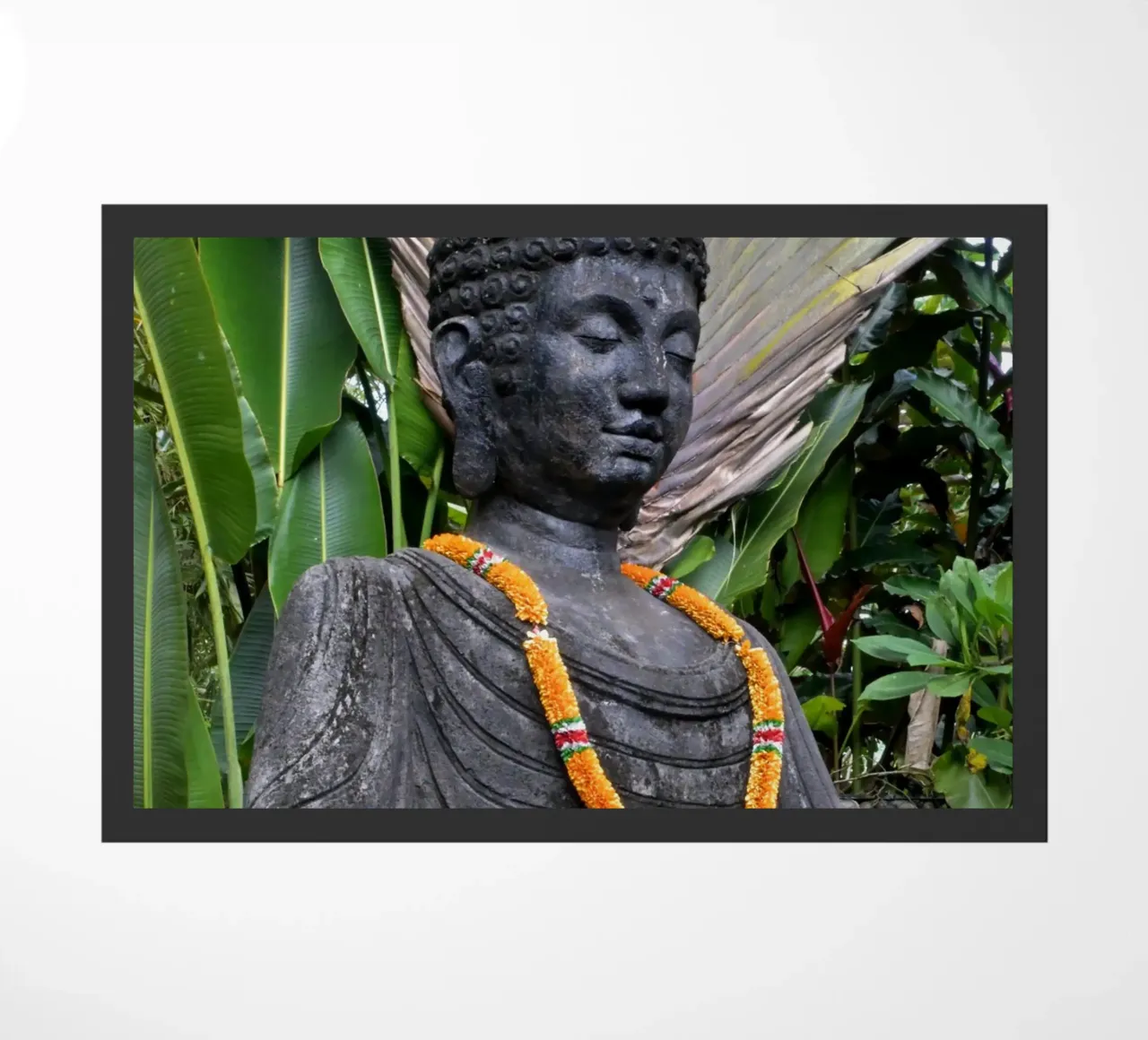 Buddha sereno con ghirlanda in un giardino balinese zerbino da byrieneke