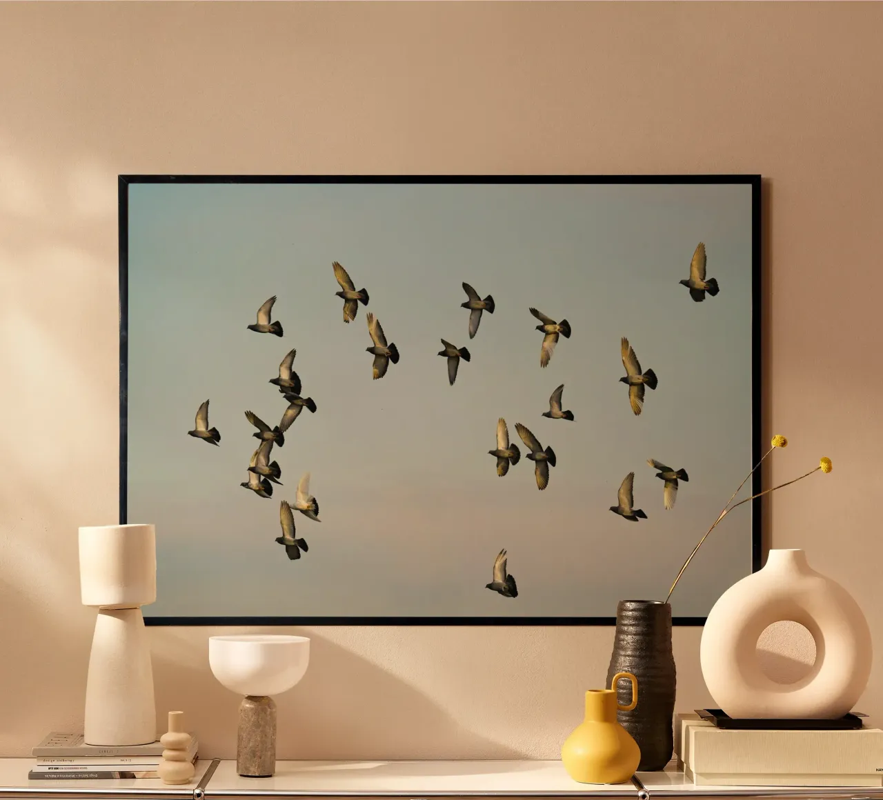 Stormo di uccelli in volo poster con telaio in alluminio da Benjamin Pelletier
