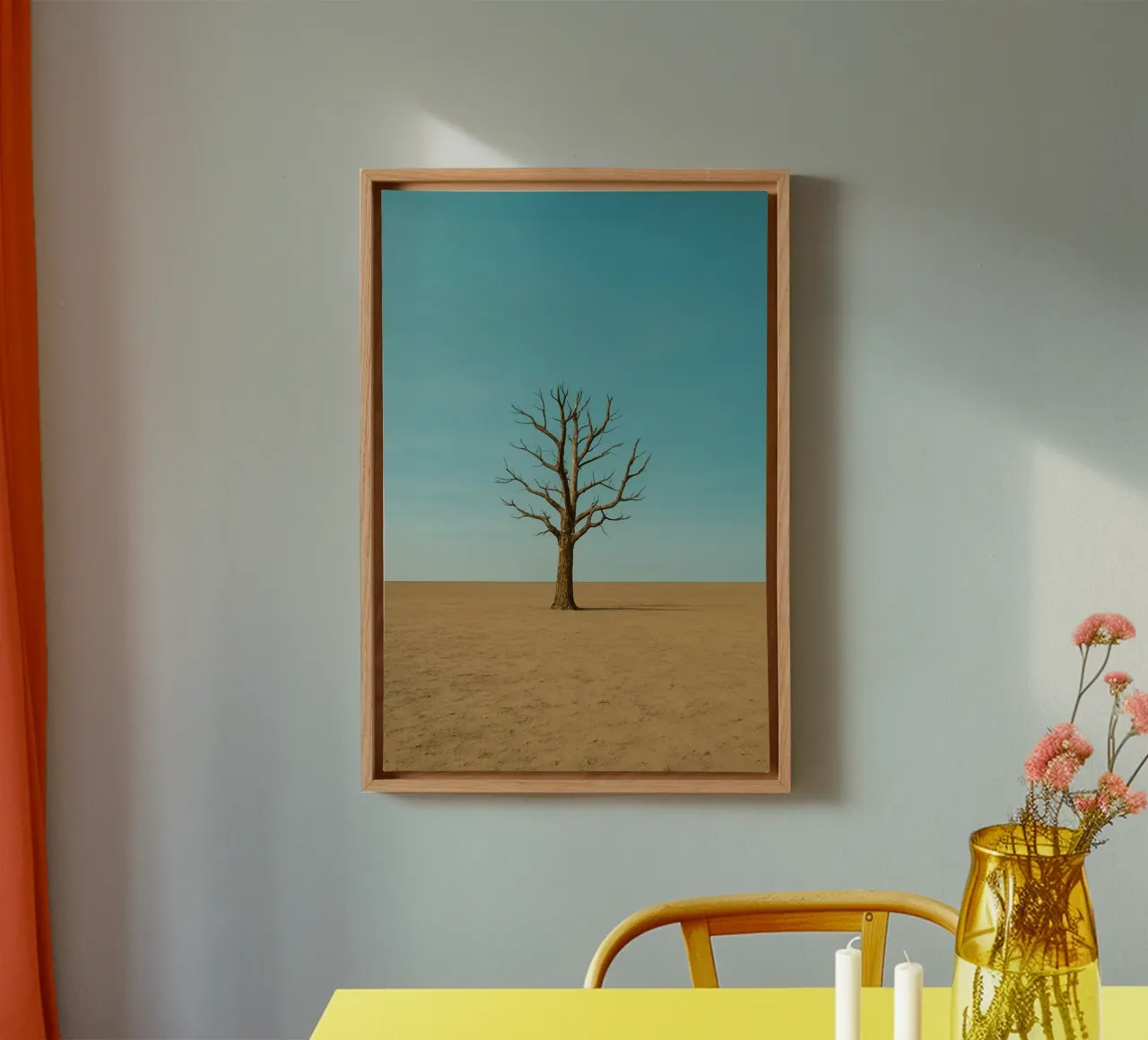Einsamer Baum in Wüstenlandschaft Leinwand mit Schattenfugenrahmen von Benjamin Pelletier