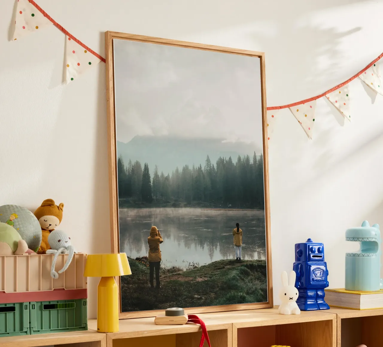 Mistig uitzicht op het meer met wandelaars in gele jassen acryl van Benjamin Pelletier