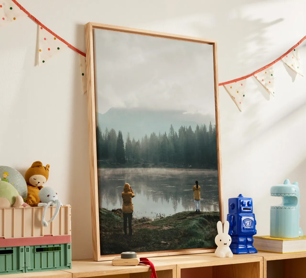 Nebliger Seeblick mit Wanderern in gelben Jacken Leinwand mit Schattenfugenrahmen von Benjamin Pelletier