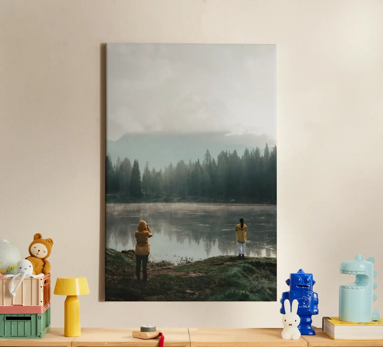 Nebliger Seeblick mit Wanderern in gelben Jacken Leinwand mit Schattenfugenrahmen von Benjamin Pelletier