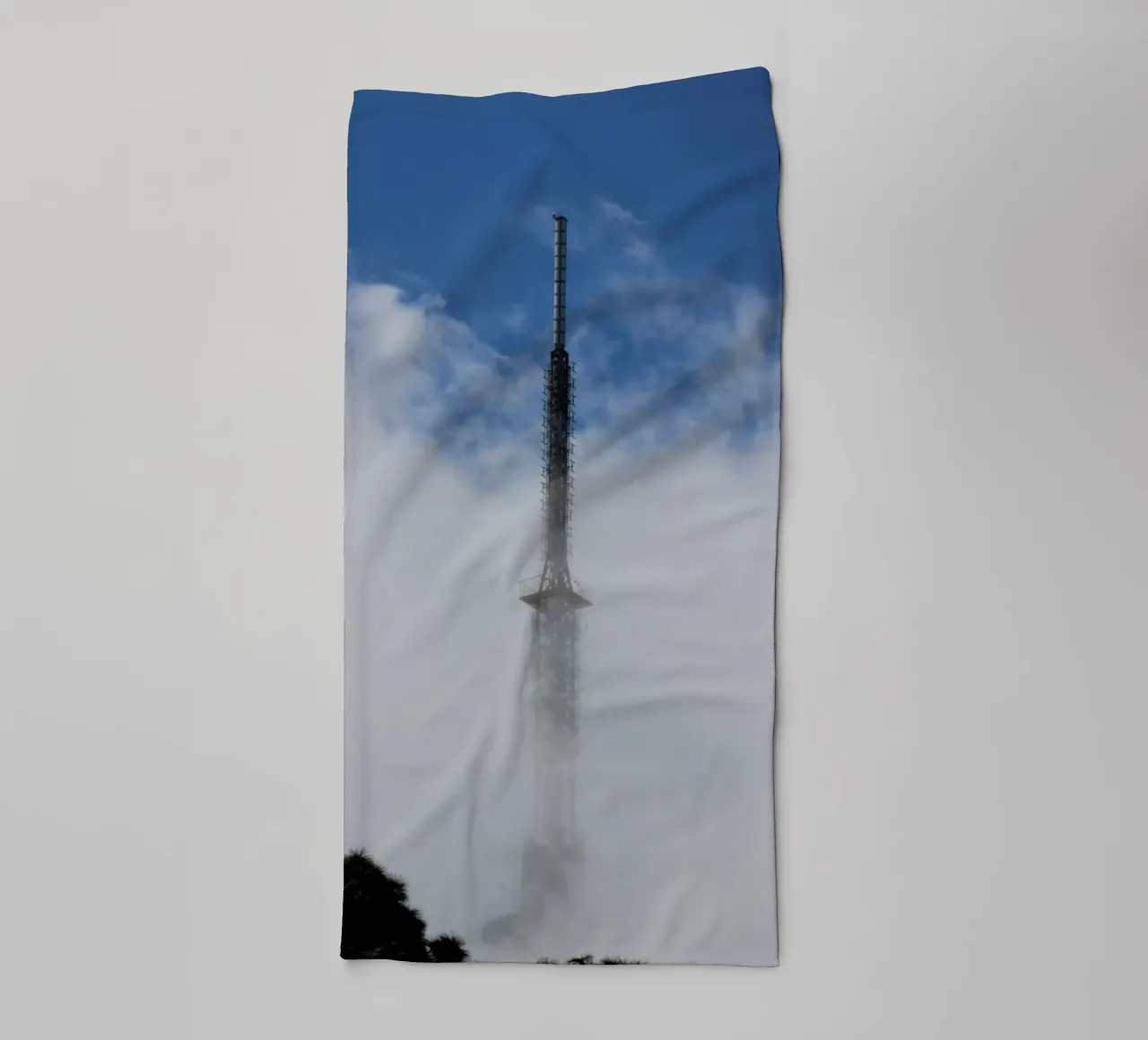 sky scape building in clouds asciugamano da bagno da comura