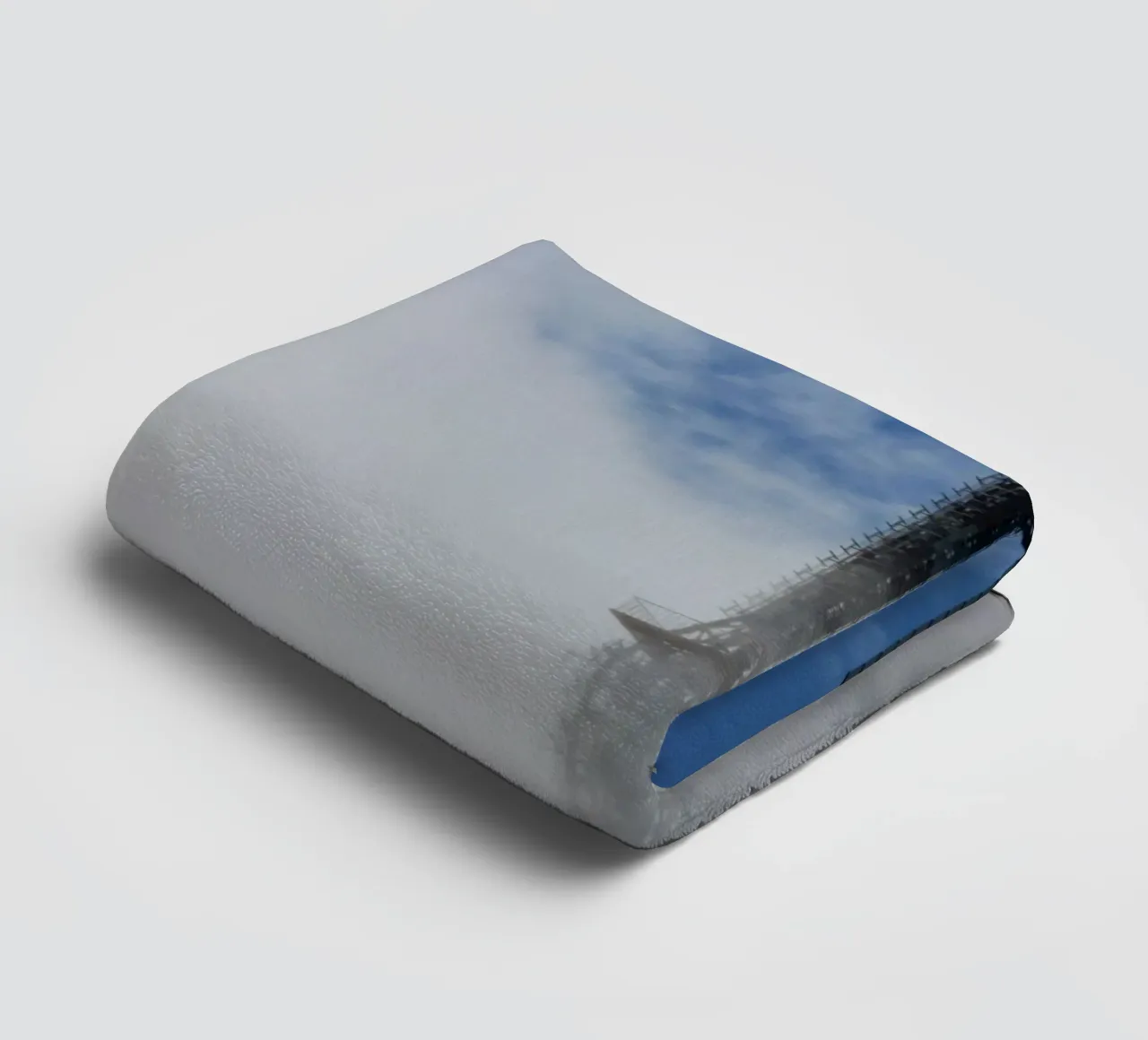 sky scape building in clouds asciugamano da bagno da comura