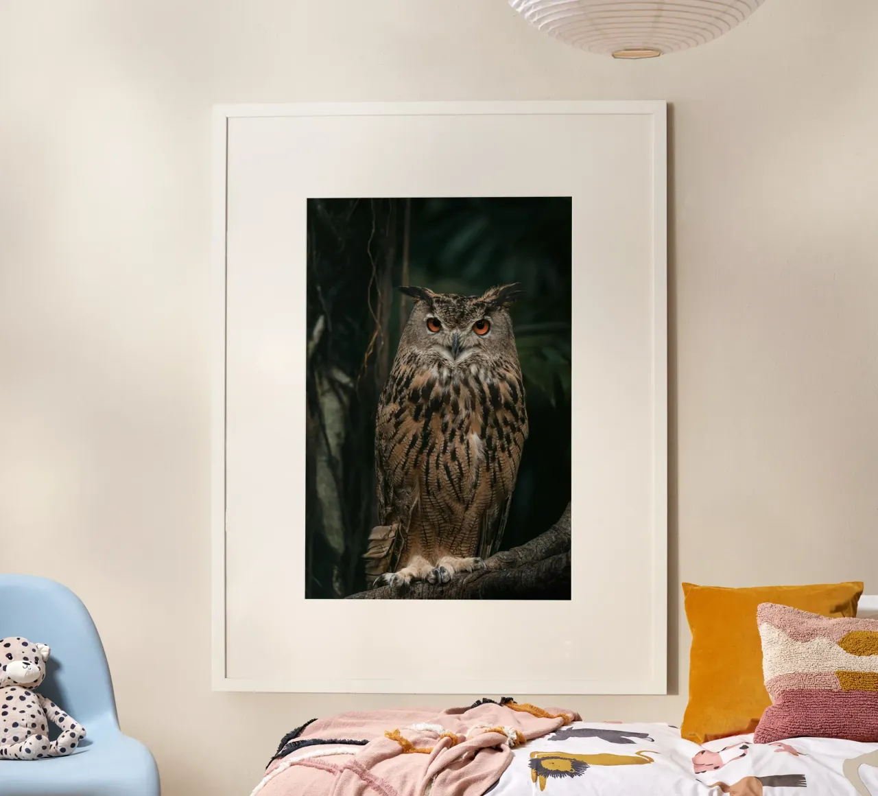 Maestoso gufo reale appollaiato nella foresta poster con telaio in plastica da Mary Ramirez