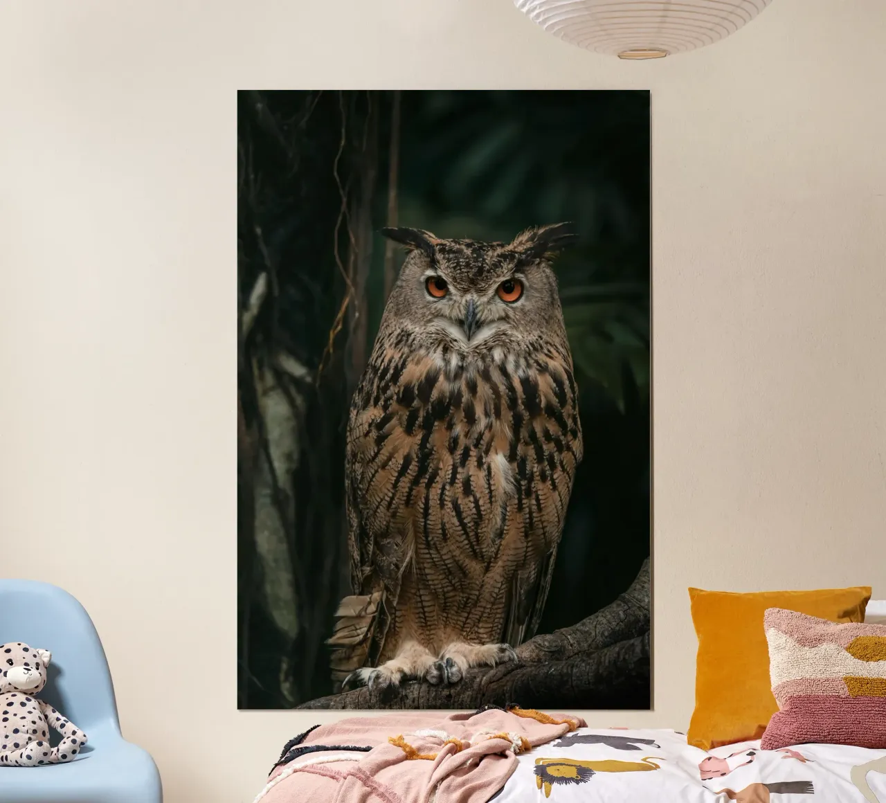 Maestoso gufo reale appollaiato nella foresta poster con telaio in plastica da Mary Ramirez