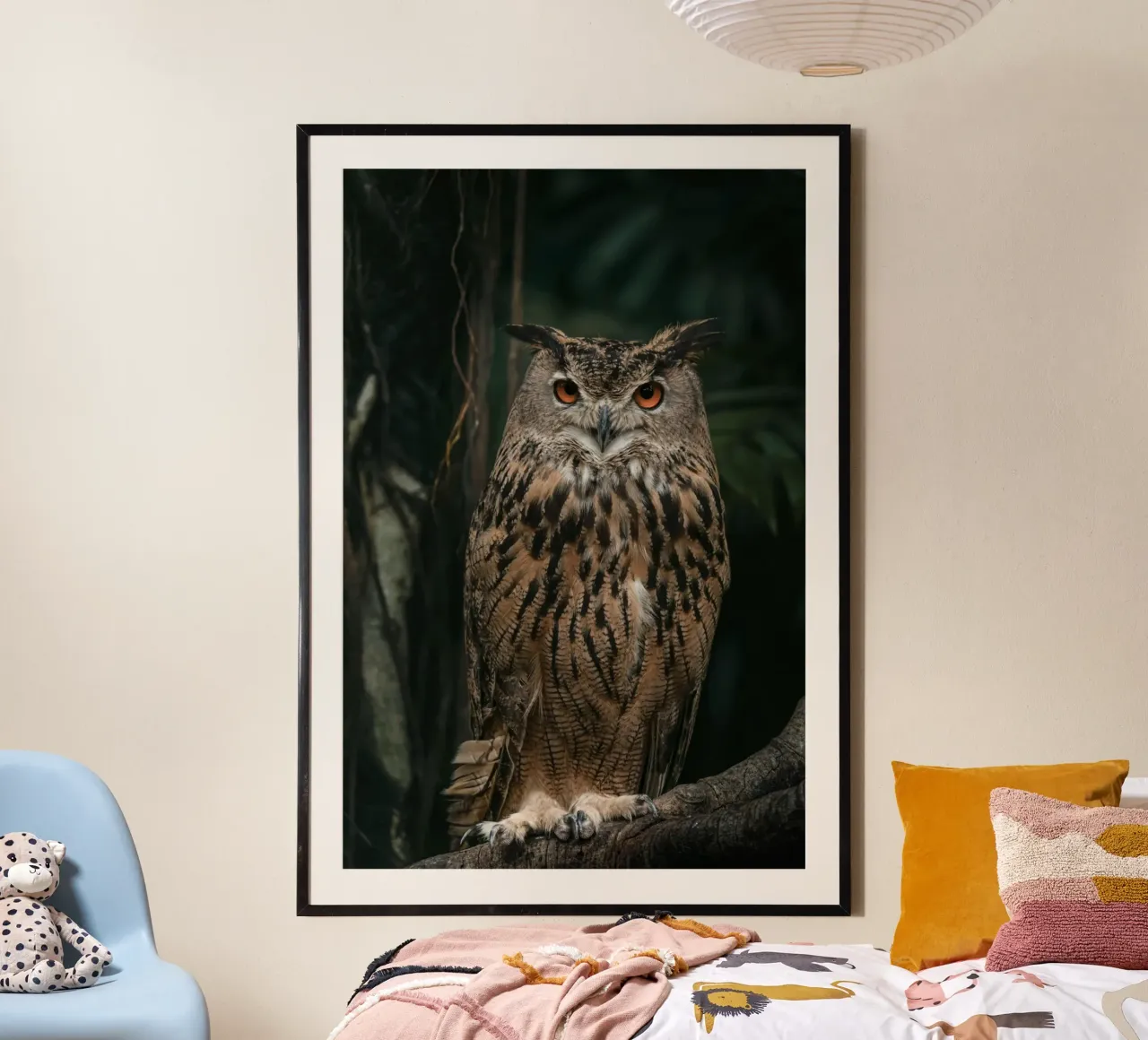 Maestoso gufo reale appollaiato nella foresta poster con telaio in plastica da Mary Ramirez