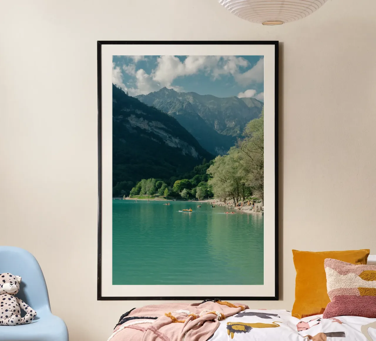Vista panoramica sul lago e sulle montagne del Trentino-Alto Adige poster con telaio in alluminio da Mary Ramirez