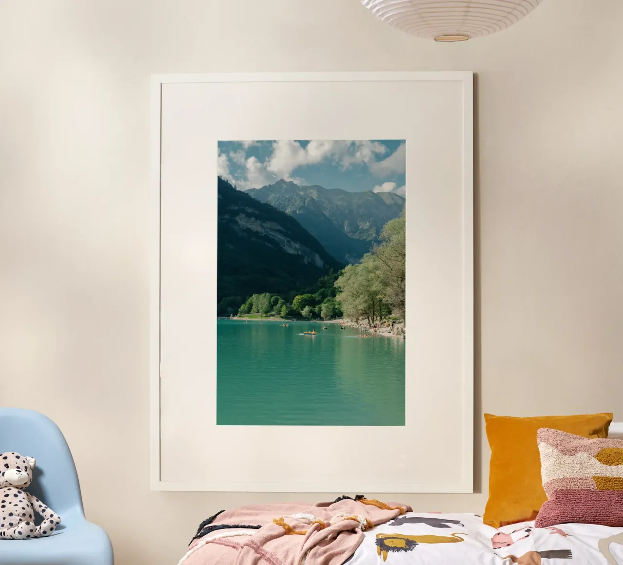 Vista panoramica sul lago e sulle montagne del Trentino-Alto Adige poster con telaio in alluminio da Mary Ramirez
