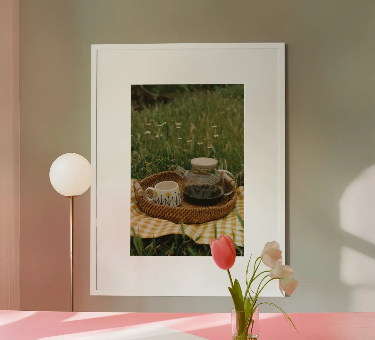 Accogliente set da caffè all'aperto su coperta a scacchi gialla poster con telaio in plastica da Mary Ramirez