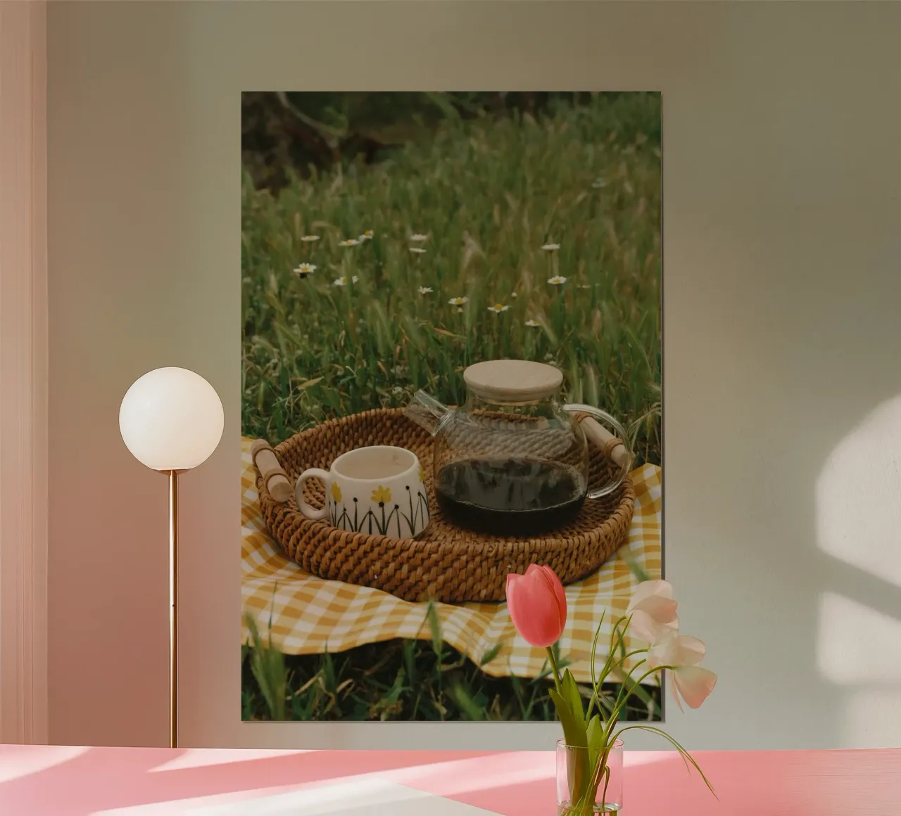 Accogliente set da caffè all'aperto su coperta a scacchi gialla poster con telaio in plastica da Mary Ramirez