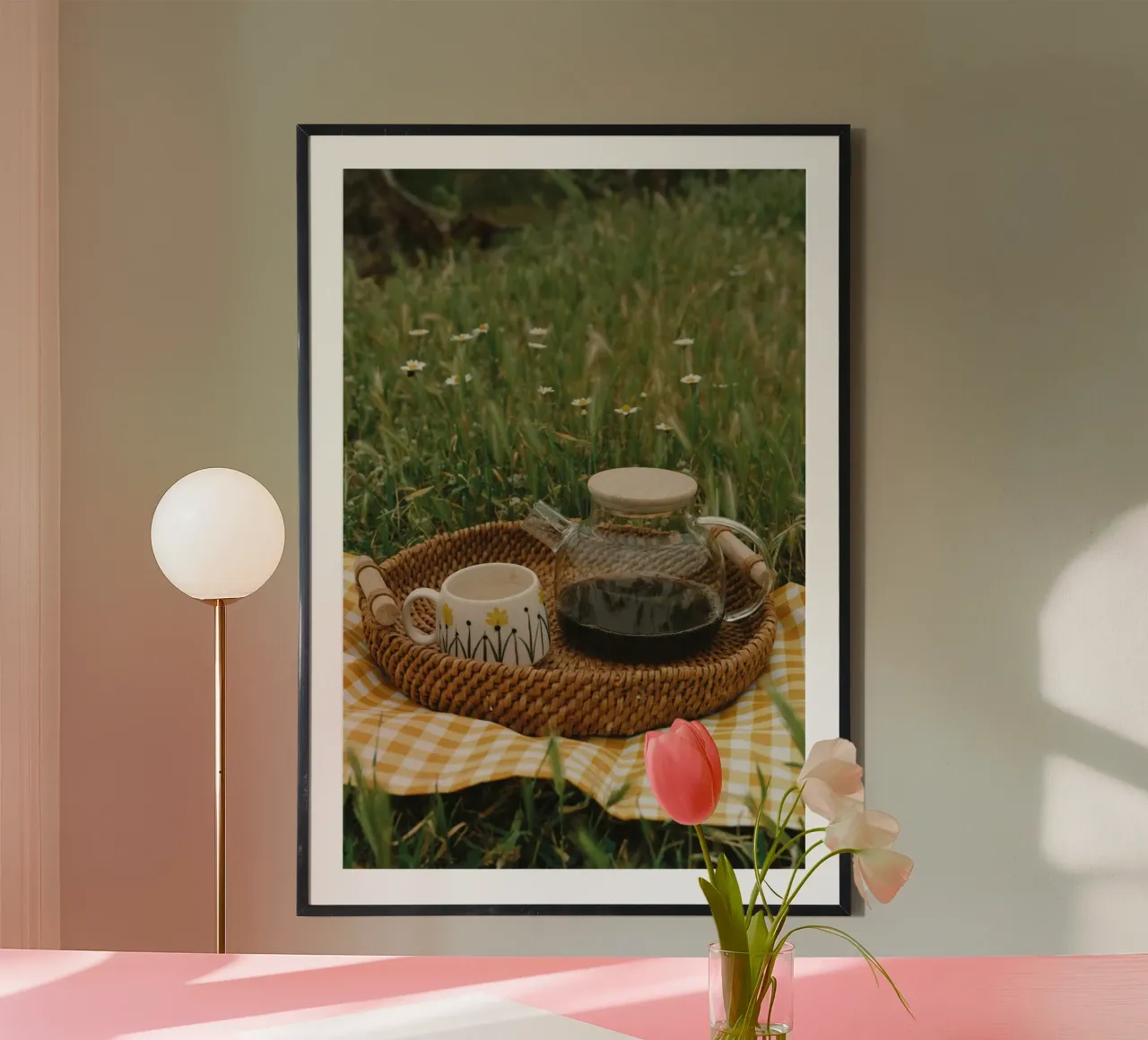Accogliente set da caffè all'aperto su coperta a scacchi gialla poster con telaio in plastica da Mary Ramirez