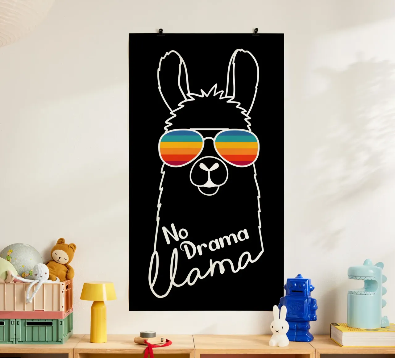Simpatico disegno di lama che indossa occhiali da sole poster con telaio in alluminio da BadrBrand
