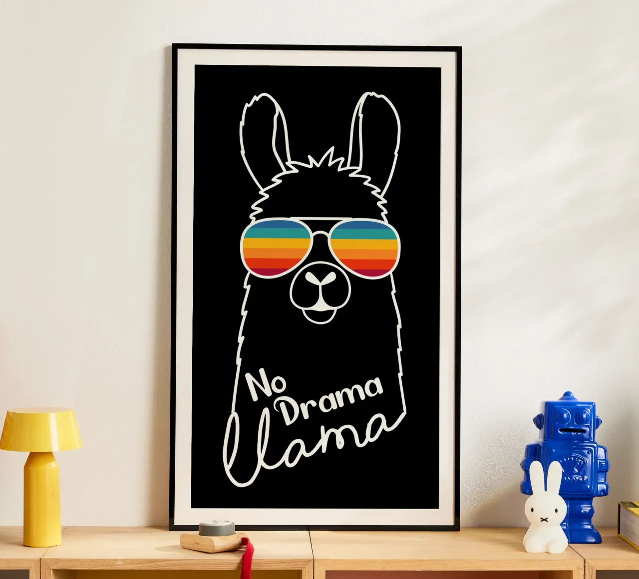 Simpatico disegno di lama che indossa occhiali da sole poster con telaio in alluminio da BadrBrand