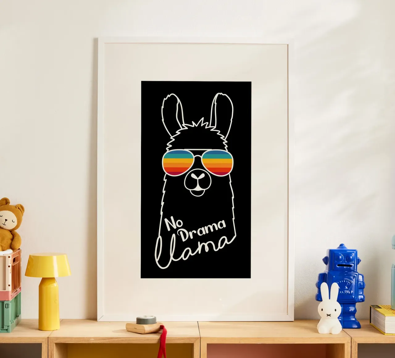 Simpatico disegno di lama che indossa occhiali da sole poster con telaio in alluminio da BadrBrand