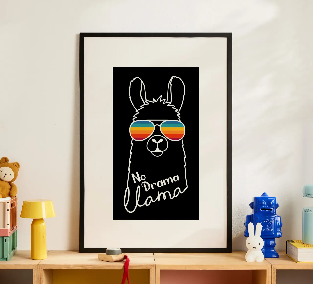 Simpatico disegno di lama che indossa occhiali da sole poster con telaio in alluminio da BadrBrand