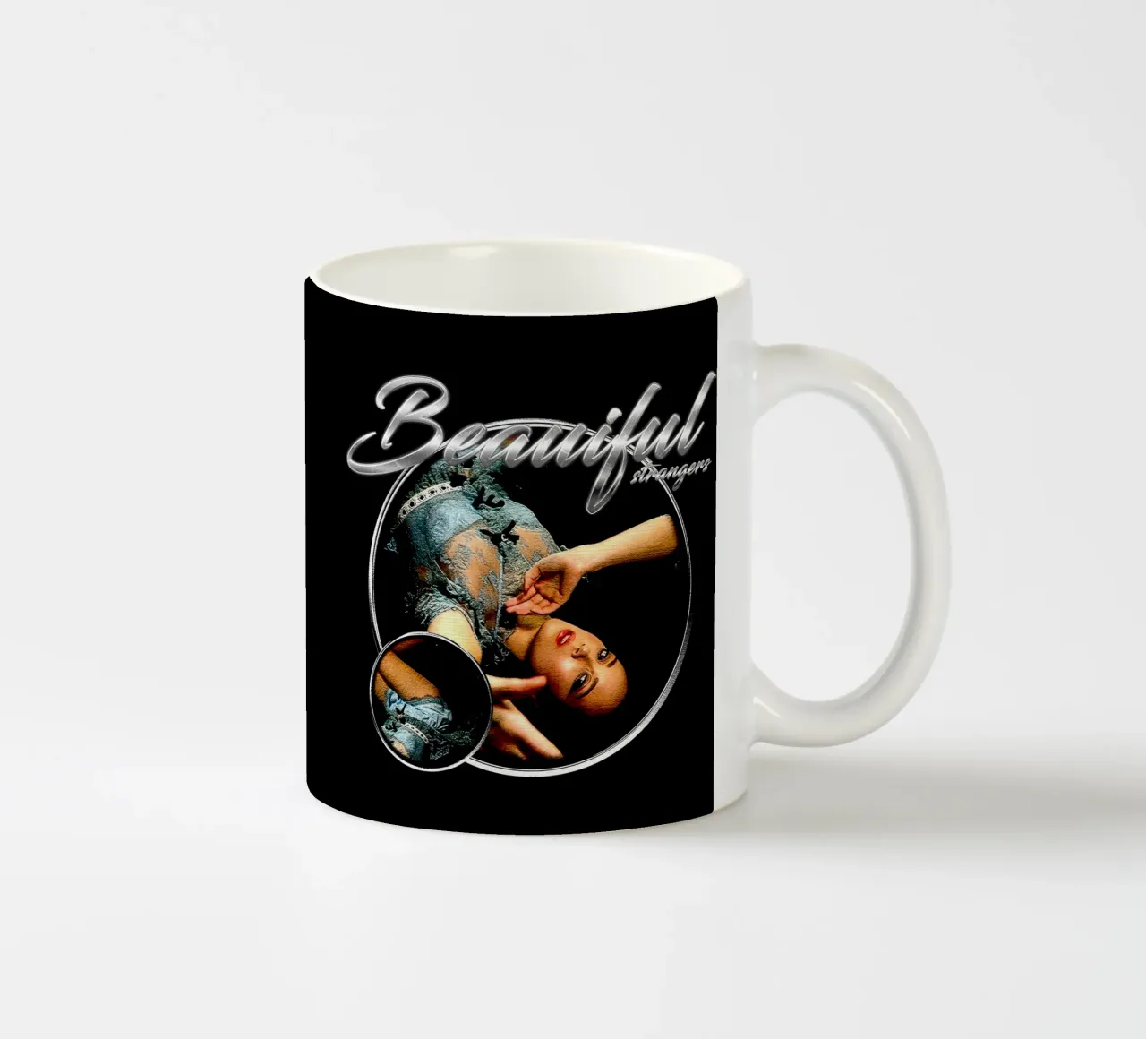influenzato dal pop Laufey tazza in ceramica da igoshdesigns