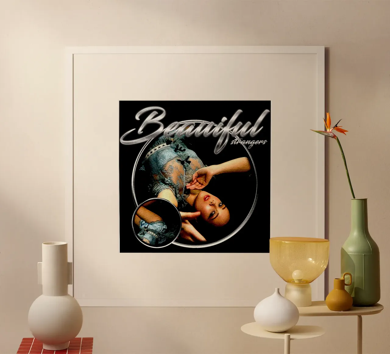 influenzato dal pop Laufey poster con telaio in legno da igoshdesigns