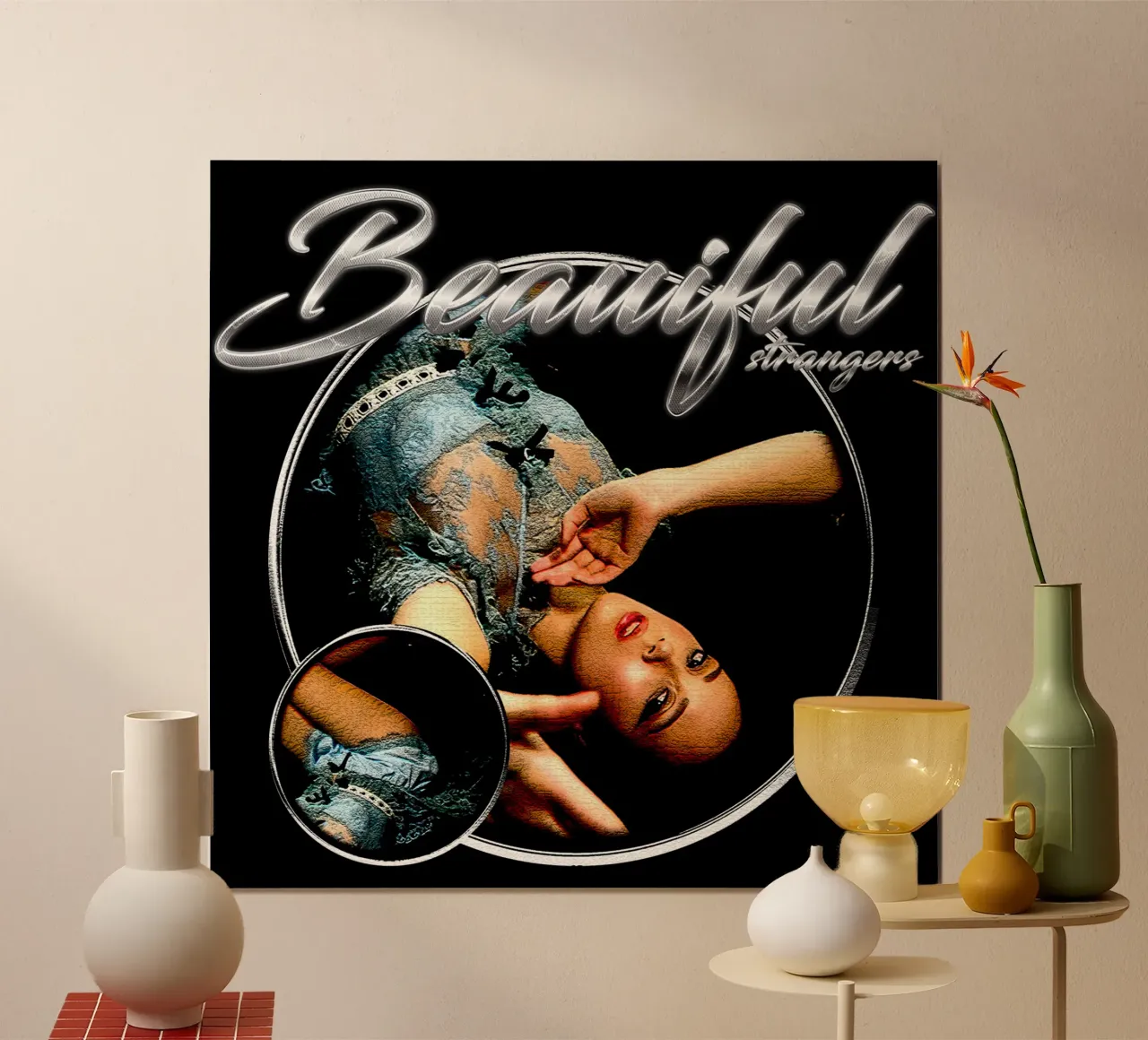 influenzato dal pop Laufey poster con telaio in legno da igoshdesigns