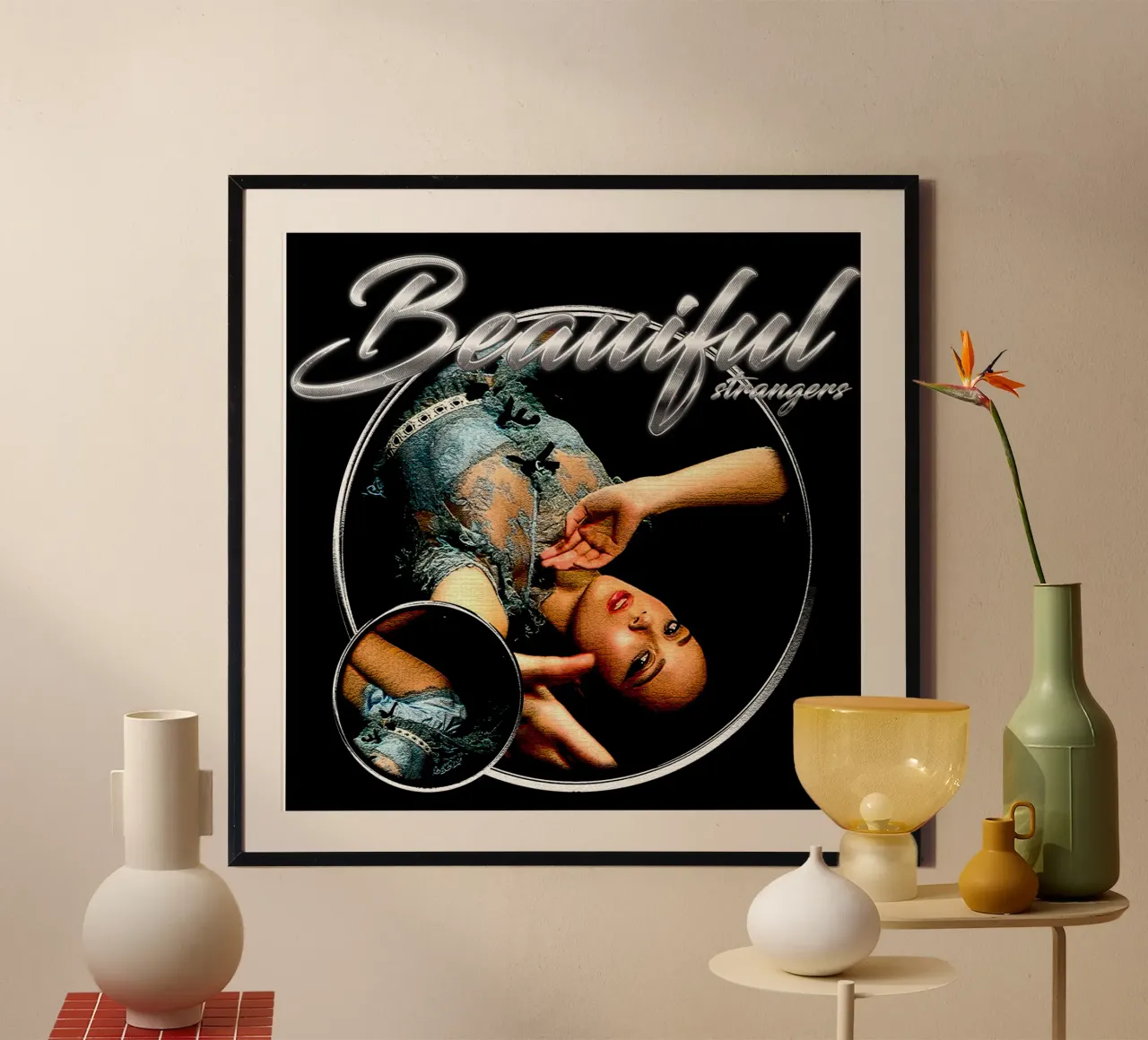 influenzato dal pop Laufey poster con telaio in legno da igoshdesigns