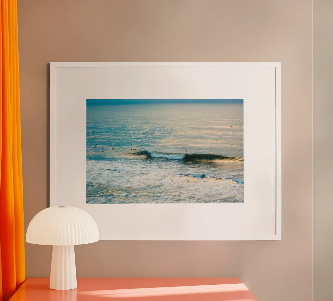 Surf invernale II poster con telaio in alluminio da Tal Paz-Fridman