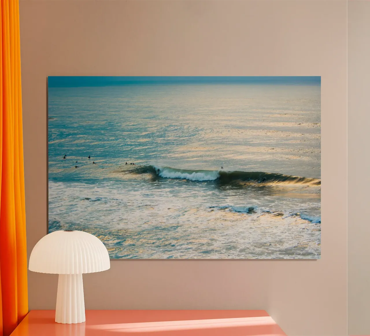 Surf invernale II poster con telaio in alluminio da Tal Paz-Fridman