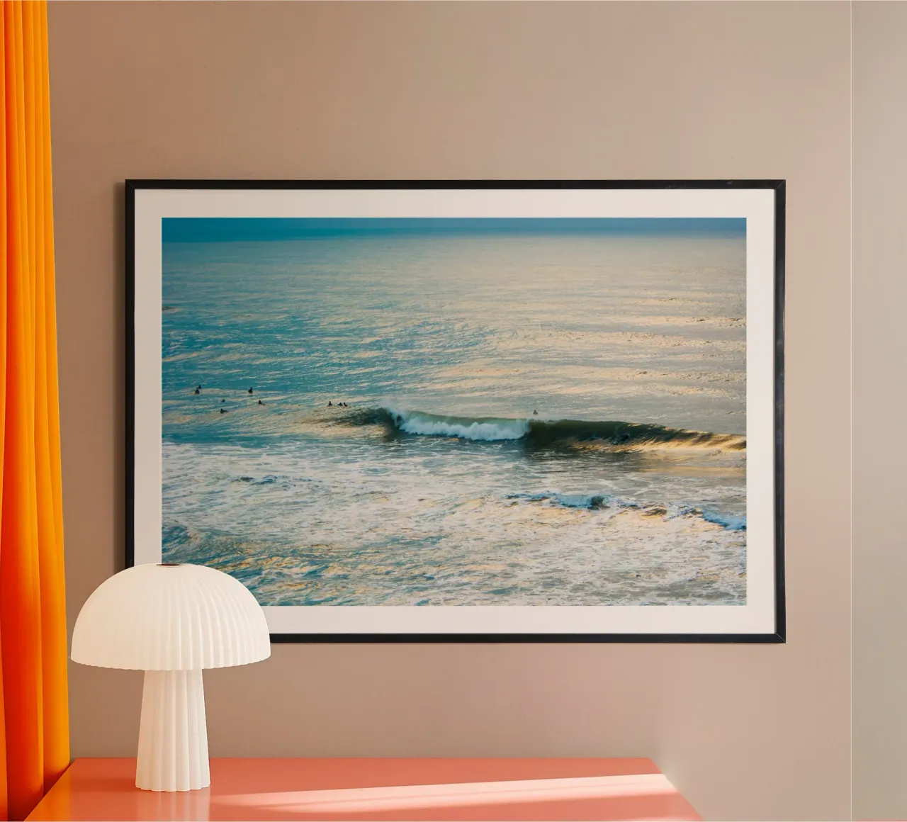 Surf invernale II poster con telaio in alluminio da Tal Paz-Fridman