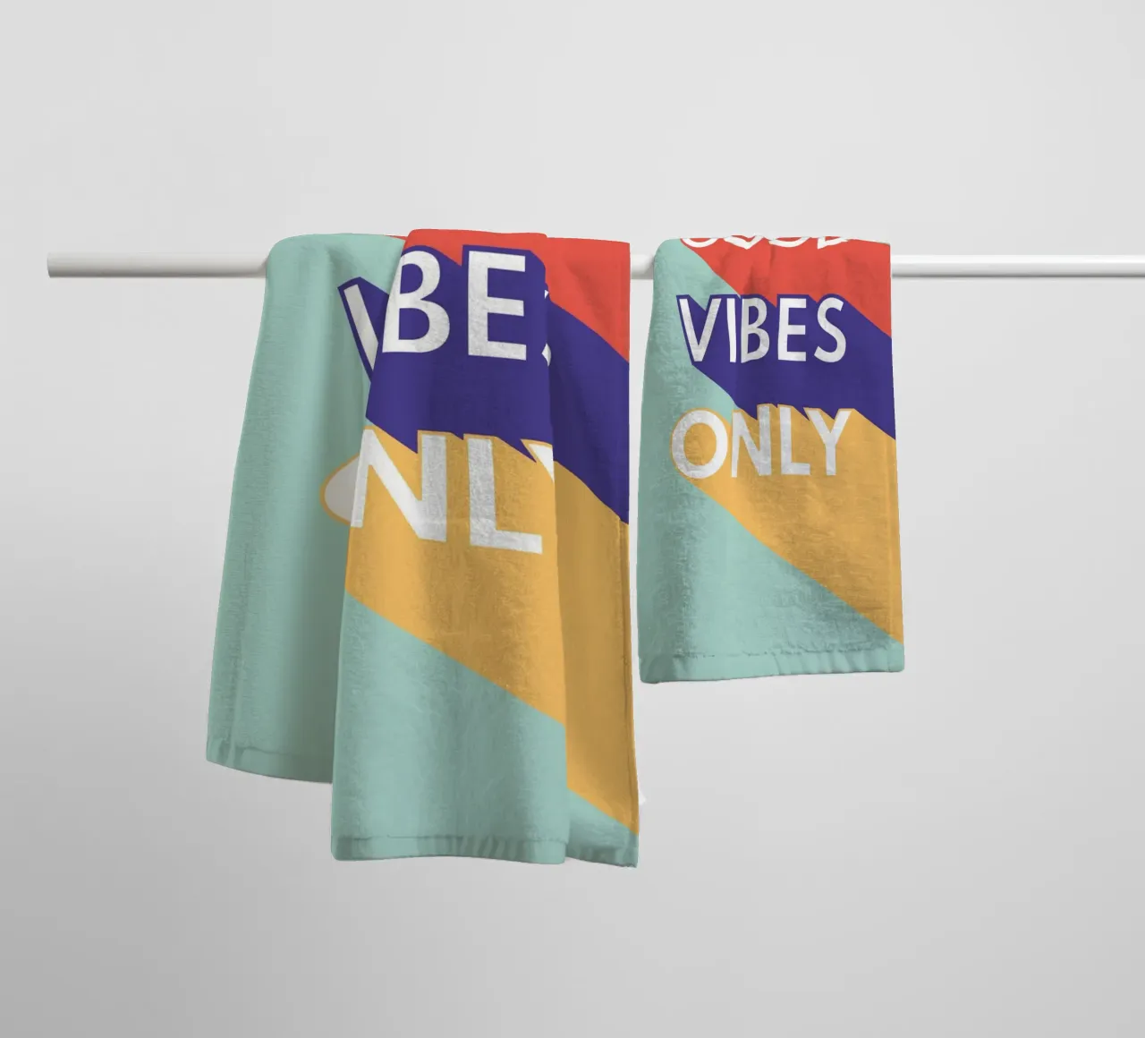 GOOD VIBES ONLY - Retro Pop Handtuch von Typo Designs