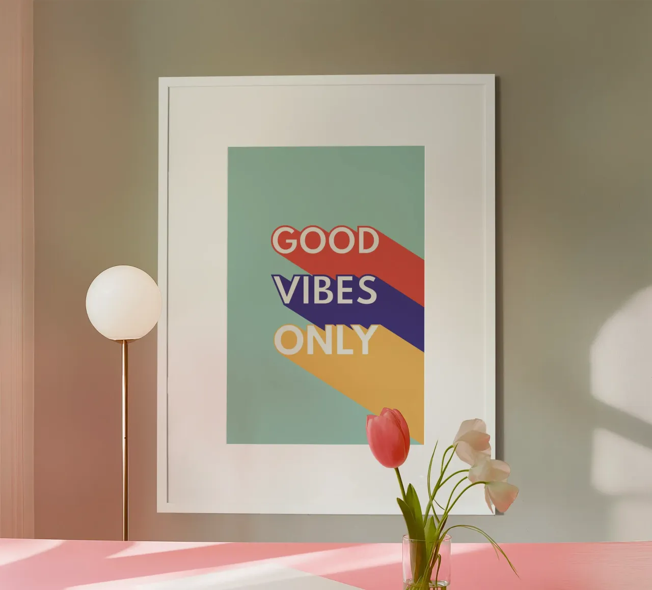 GOOD VIBES ONLY - Retro Pop poster met houten frame van Typo Designs