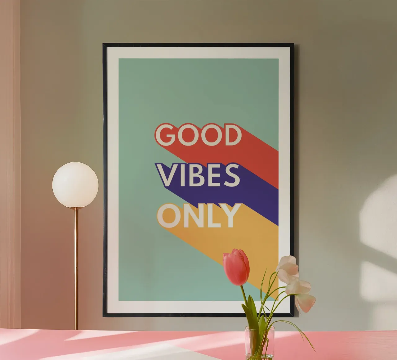 GOOD VIBES ONLY - Retro Pop poster met houten frame van Typo Designs