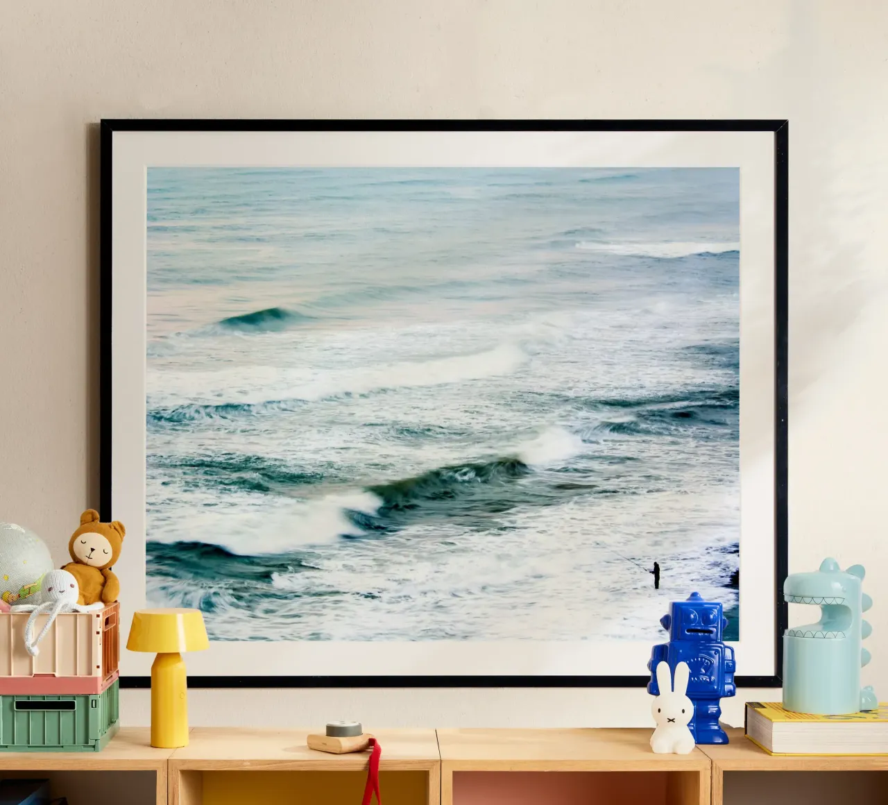 Il pescatore che poster con telaio in plastica da Tal Paz-Fridman