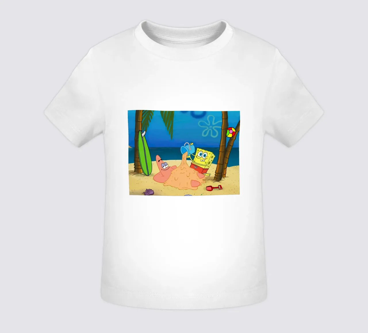 SpongeBob and Patrick playing in the sand on the beach maglietta neonato da Dumery Art