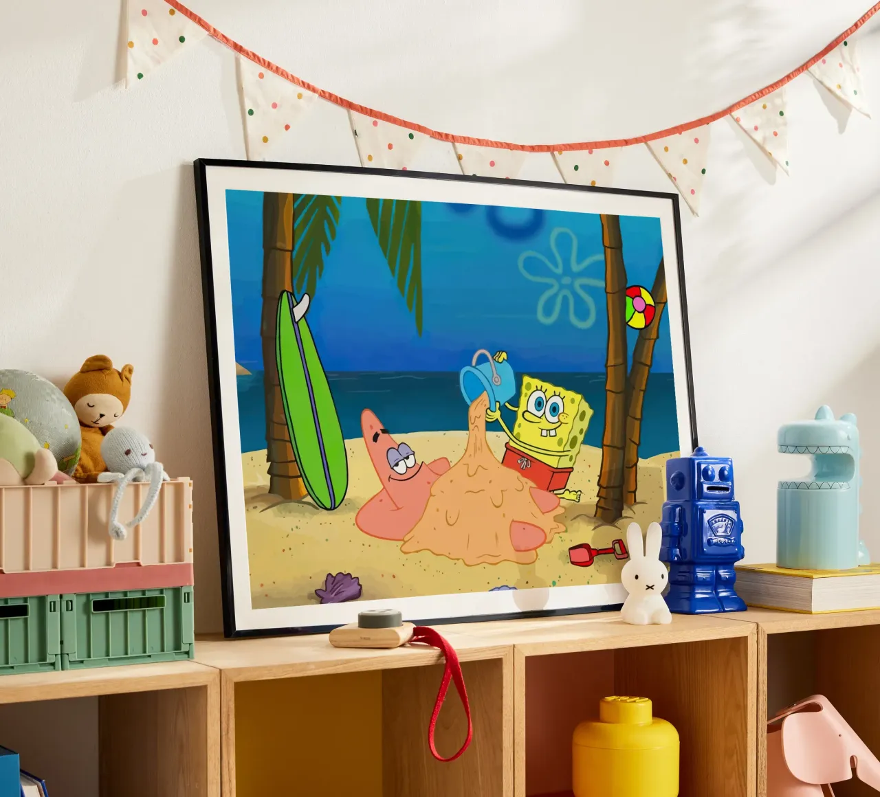 SpongeBob and Patrick playing in the sand on the beach poster con telaio in legno da Dumery Art