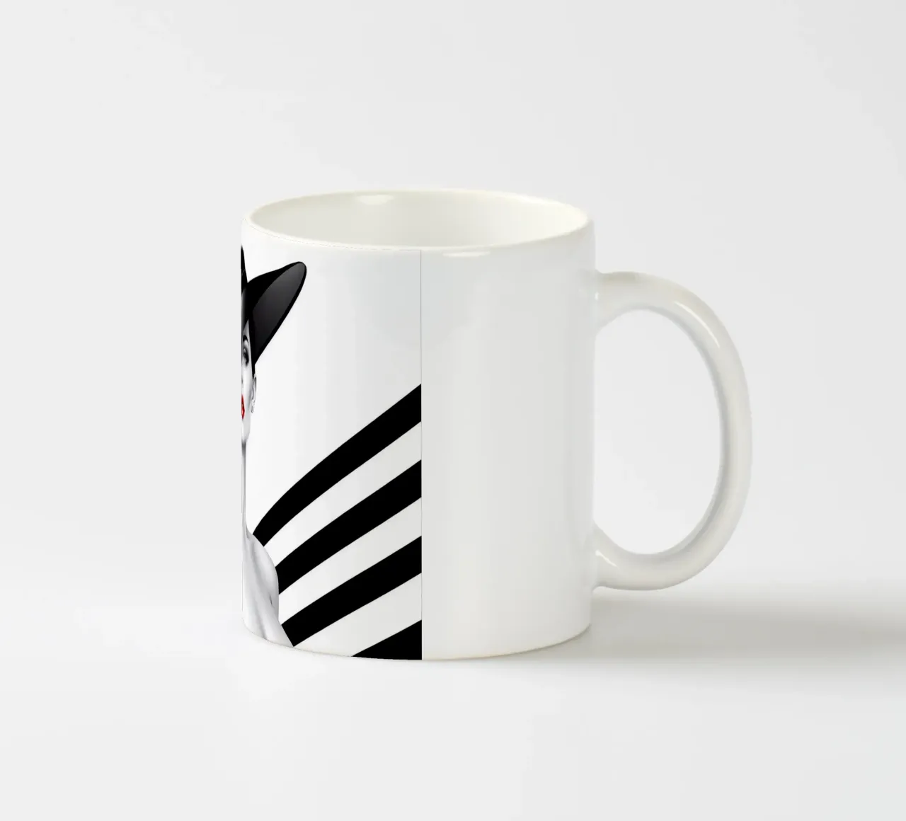 Ritratto di donna con disegno in bianco e nero e labbra rosse tazza in ceramica da BenCoStyle
