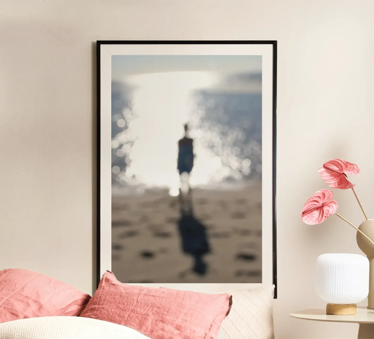 Donna sulla spiaggia poster con telaio in legno da eyes & tries