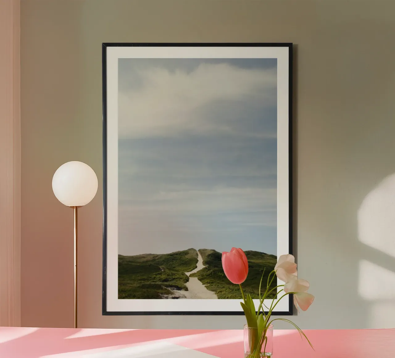 Sorgere di una duna poster con telaio in alluminio da eyes & tries