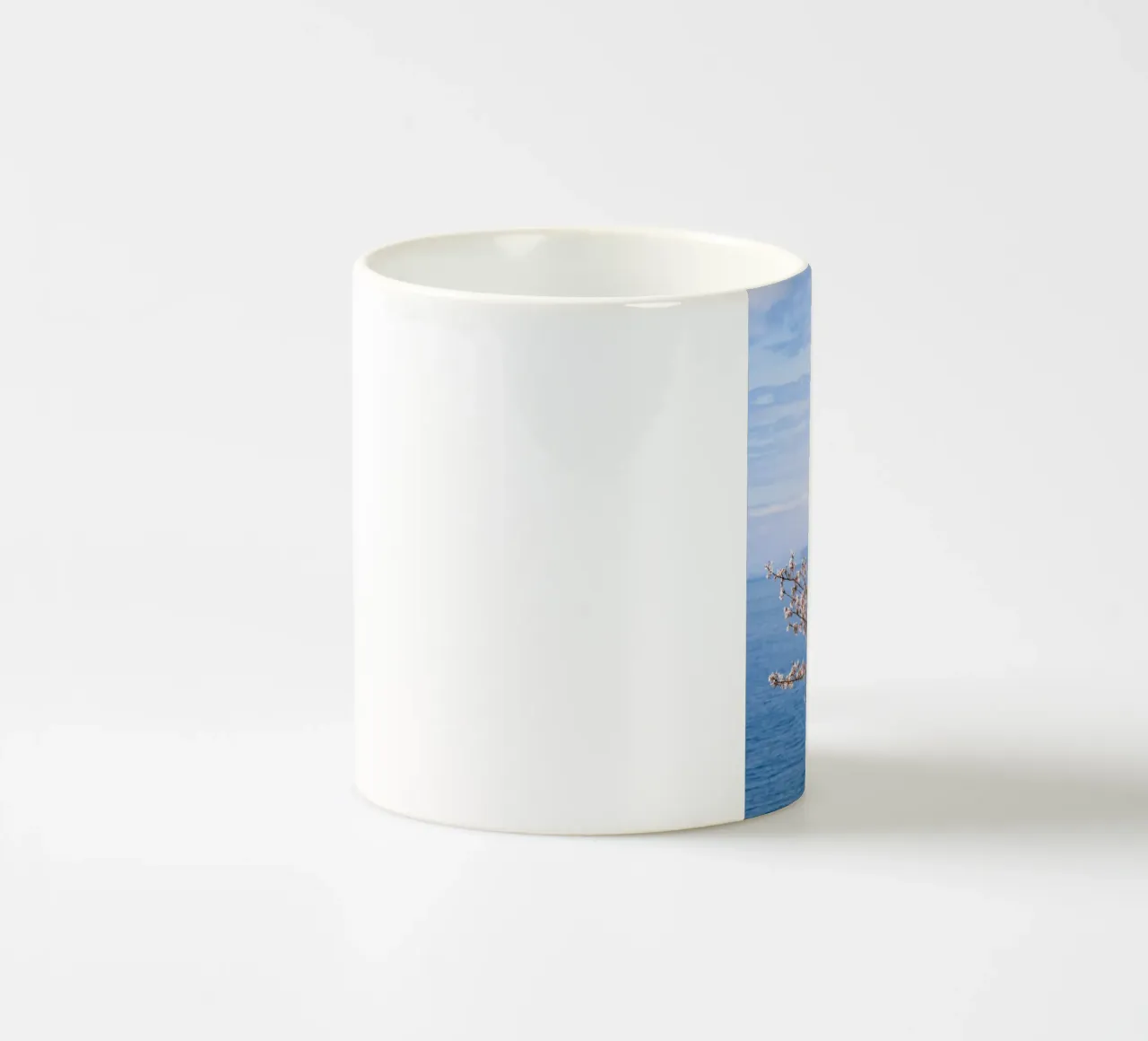 I fiori di ciliegio dell'oceano in Giappone tazza in ceramica da Marcel Bisig