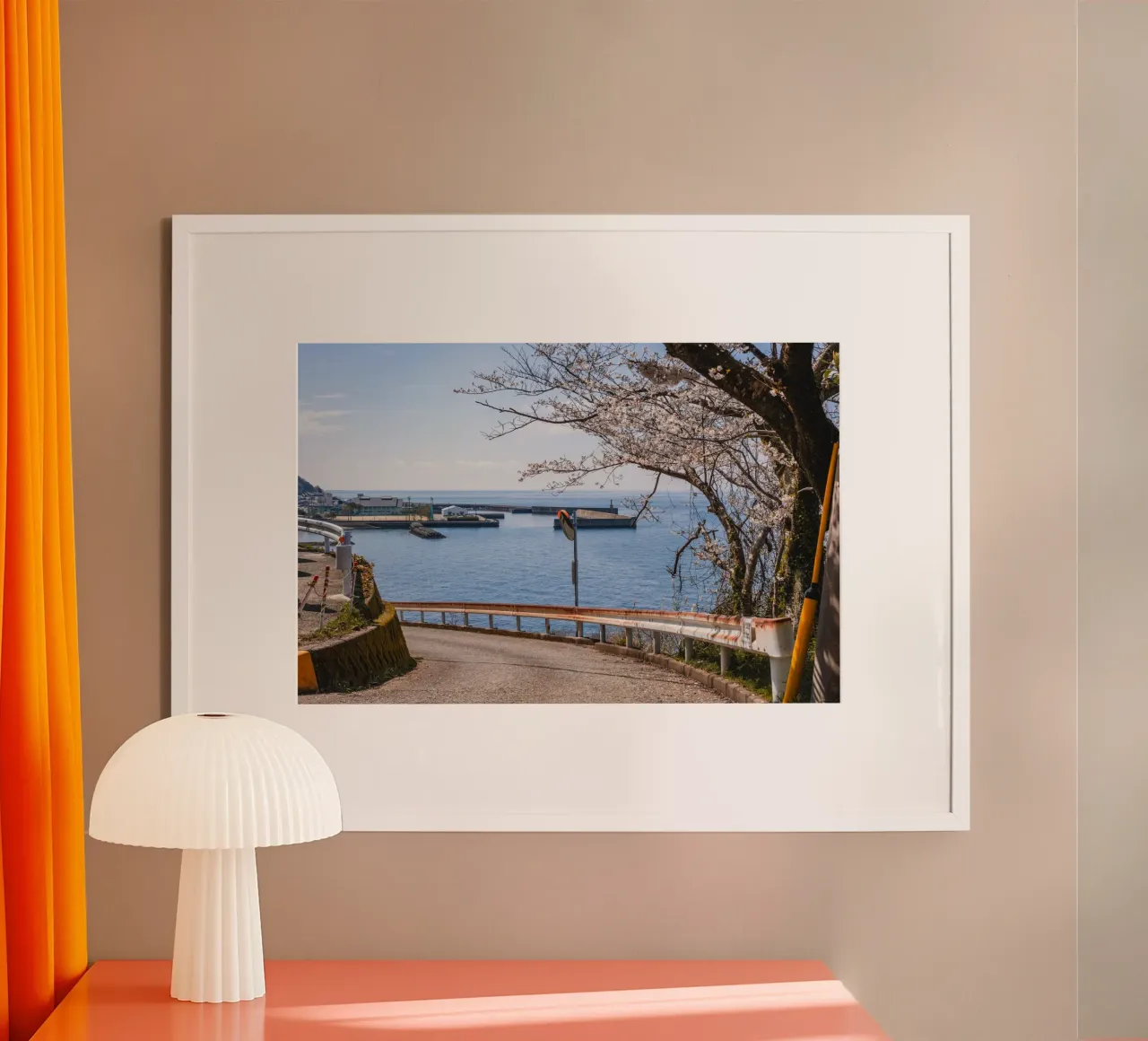 Strada oceanica dei ciliegi in fiore a Shikoku, Giappone poster da Marcel Bisig