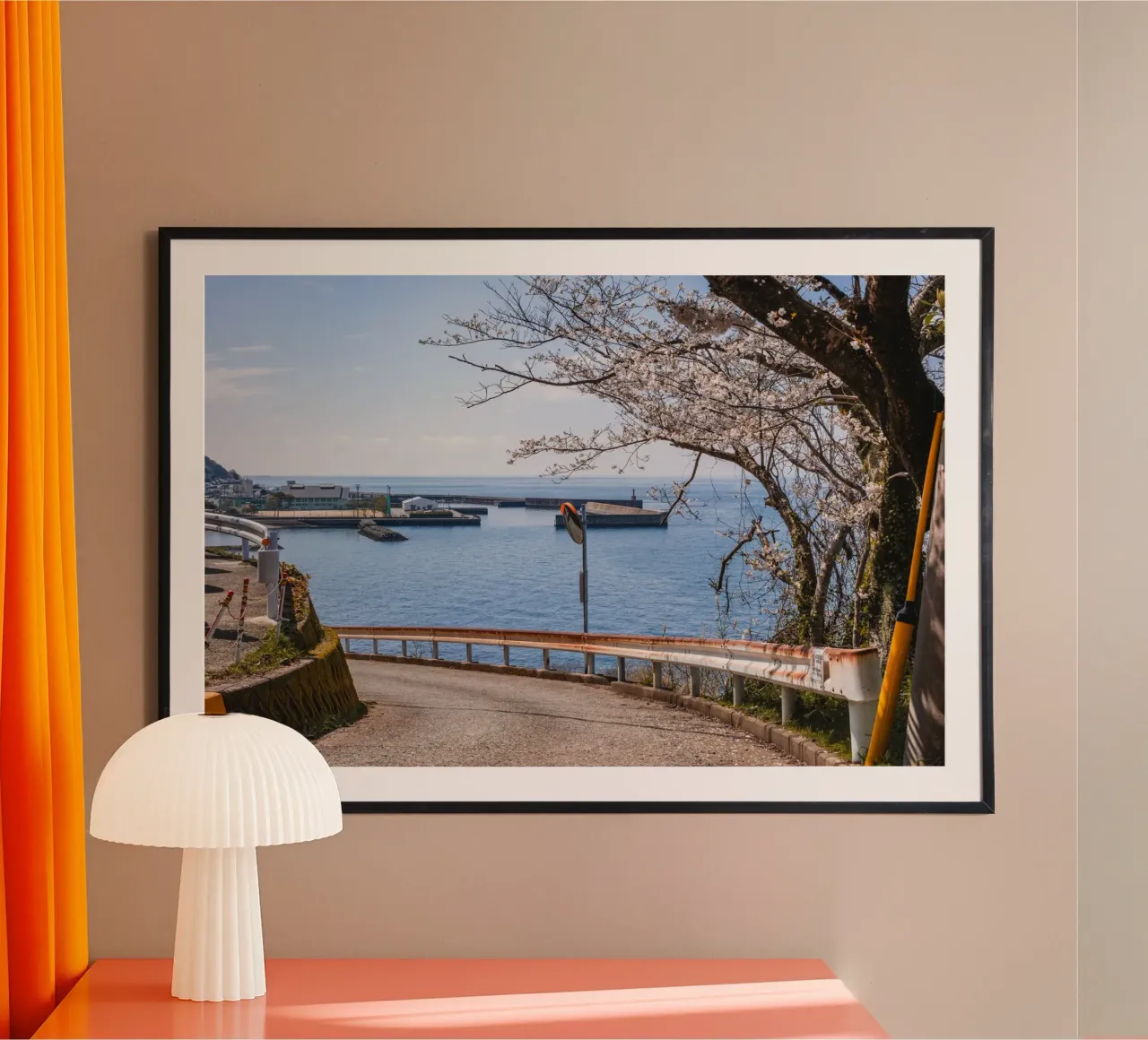 Strada oceanica dei ciliegi in fiore a Shikoku, Giappone poster da Marcel Bisig