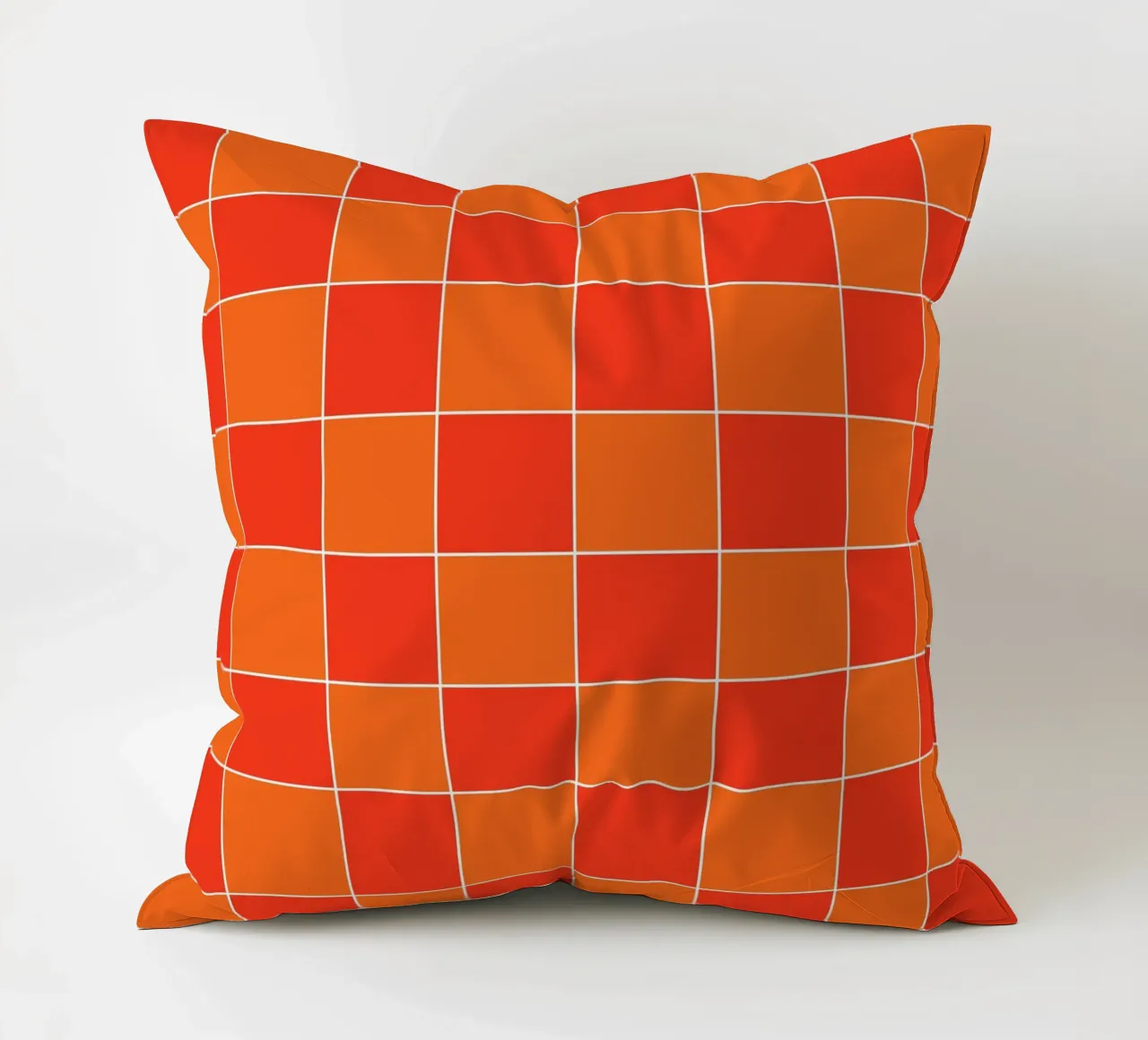 Groovy retro vibrant pattern checks- Orange red cuscino da TijanaArtStudio88