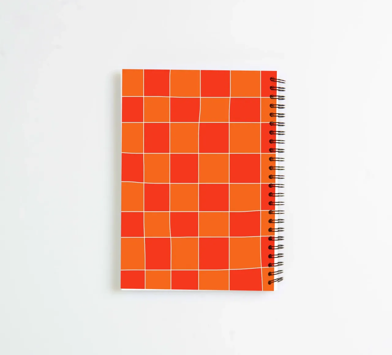 Groovy retro vibrant pattern checks- Orange red Ringbuch von TijanaArtStudio88