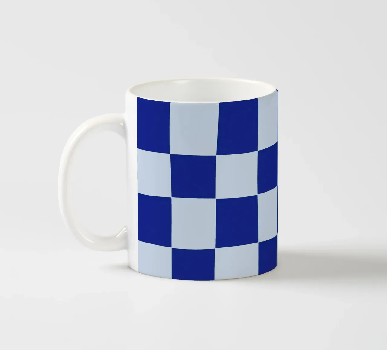 Groovy retro vibrant pattern checks- Blue Keramik Tasse von TijanaArtStudio88