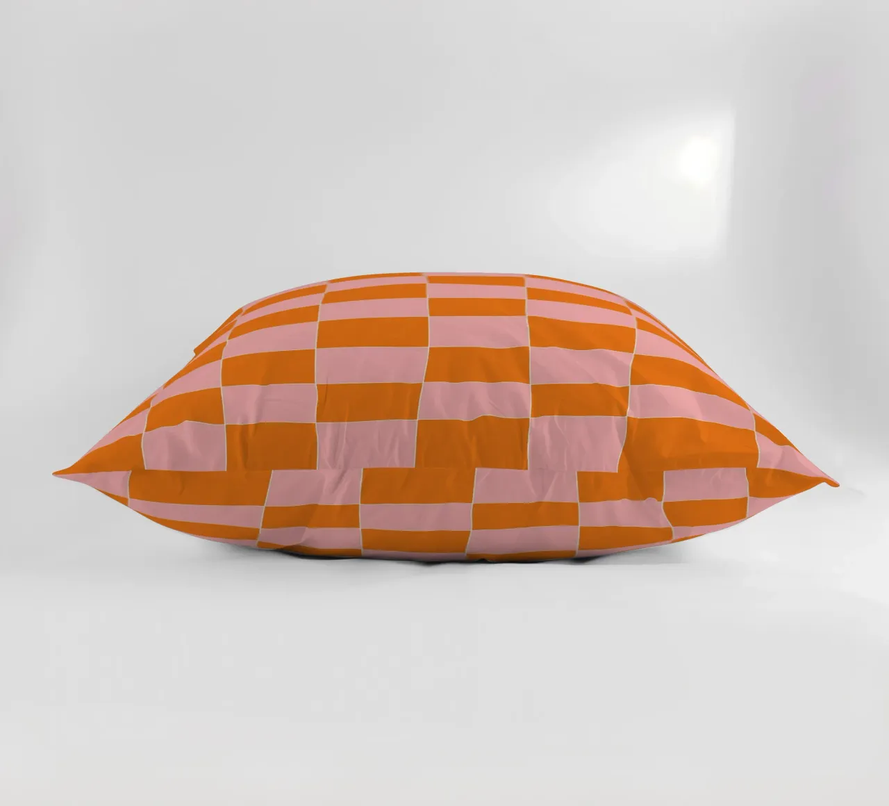 Groovy retro vibrant pattern checks- Orange pink cuscino da TijanaArtStudio88