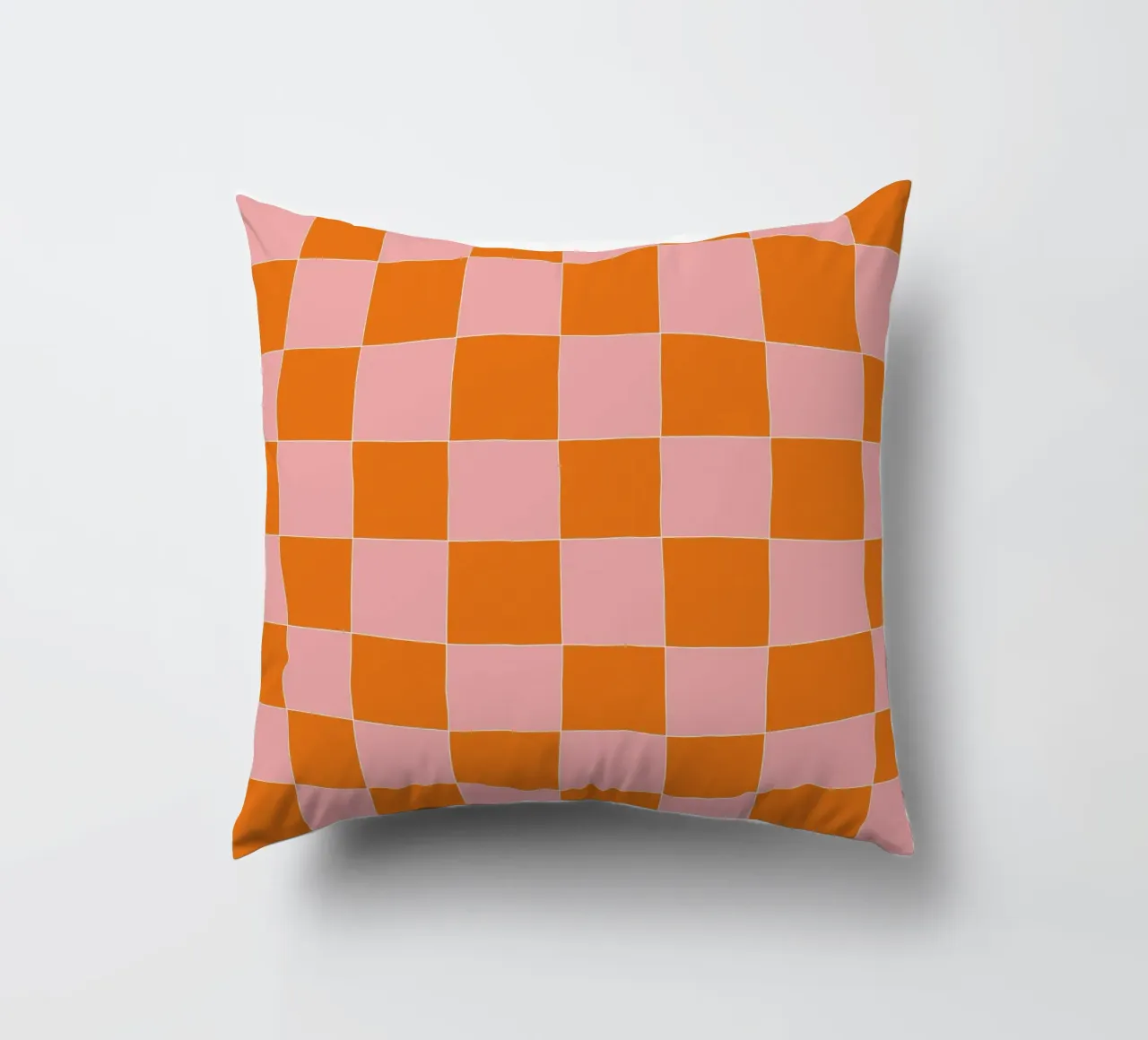 Groovy retro vibrant pattern checks- Orange pink cuscino da TijanaArtStudio88