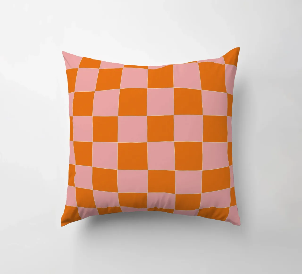 Groovy retro vibrant pattern checks- Orange pink cuscino da TijanaArtStudio88