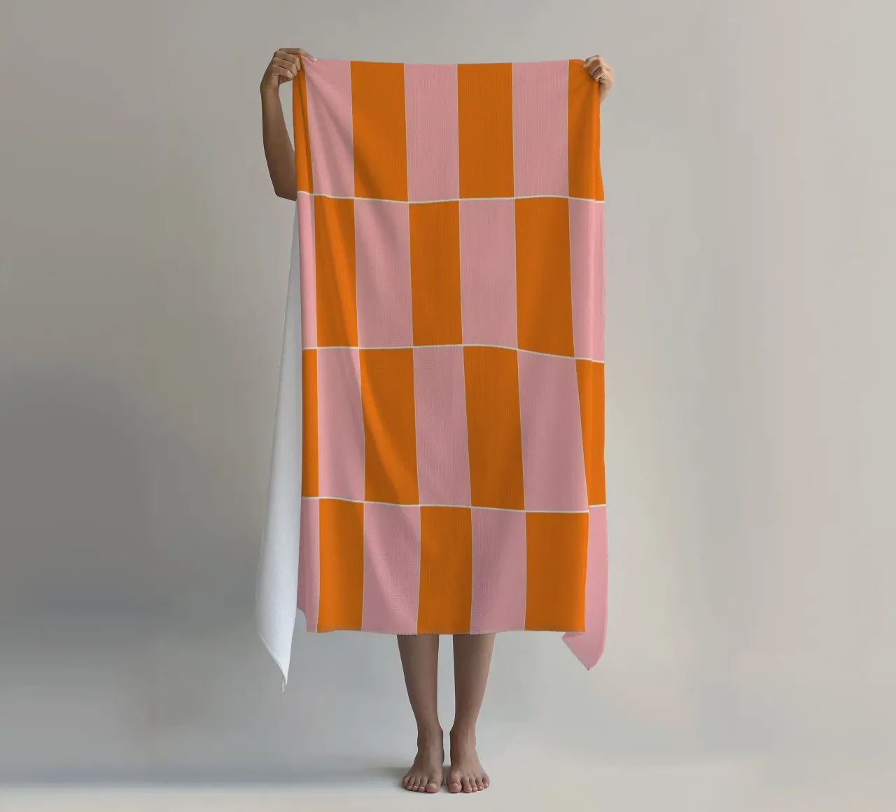 Groovy retro vibrant pattern checks- Orange pink telo mare da TijanaArtStudio88