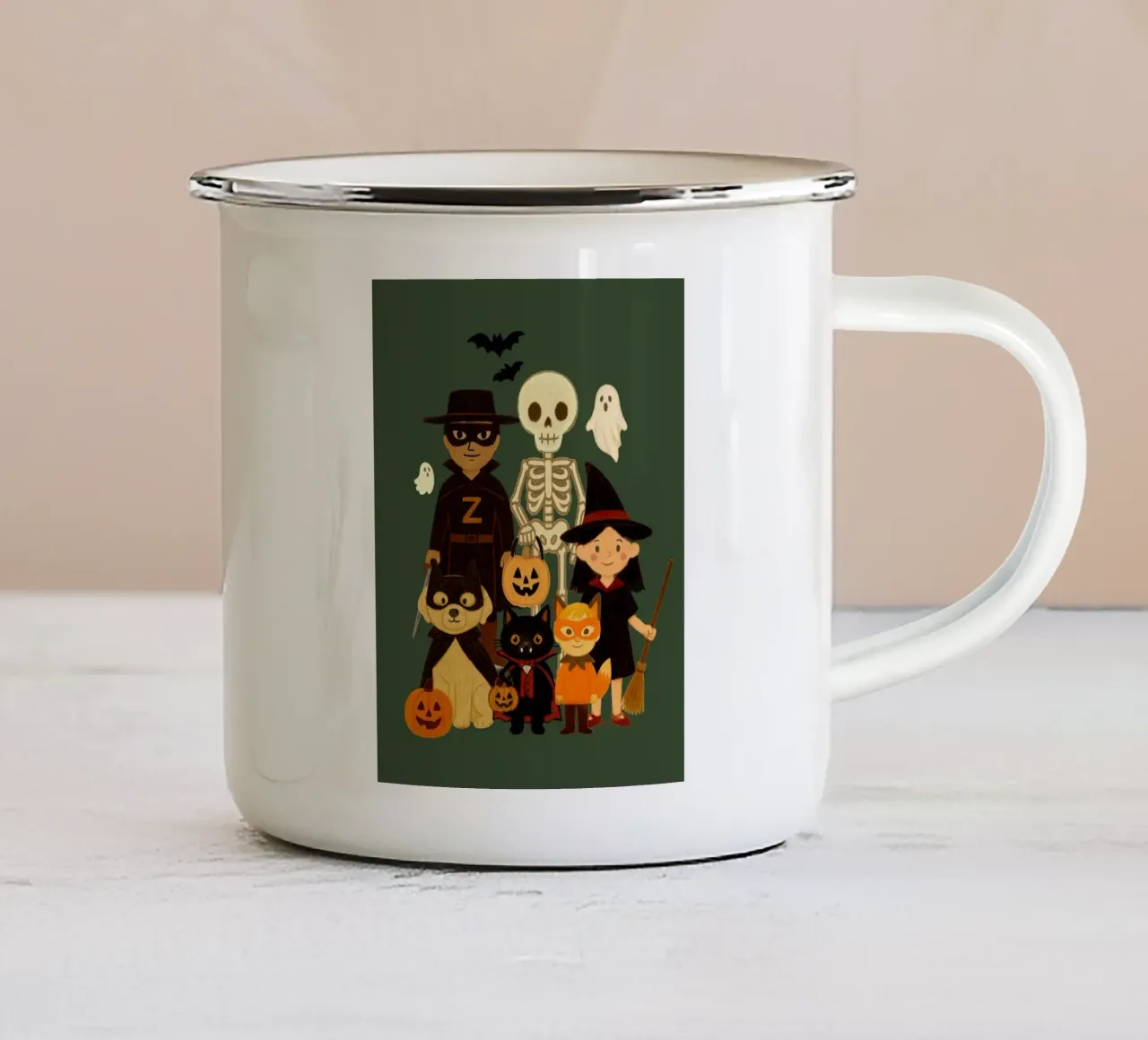 Illustrazione della piccola banda di Halloween tazza in smalto da Taika Tori Art