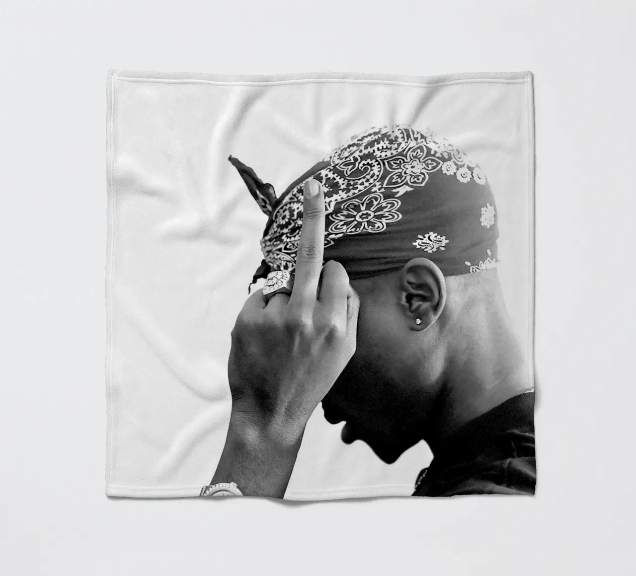 2pac coperta in pile da April Lewis