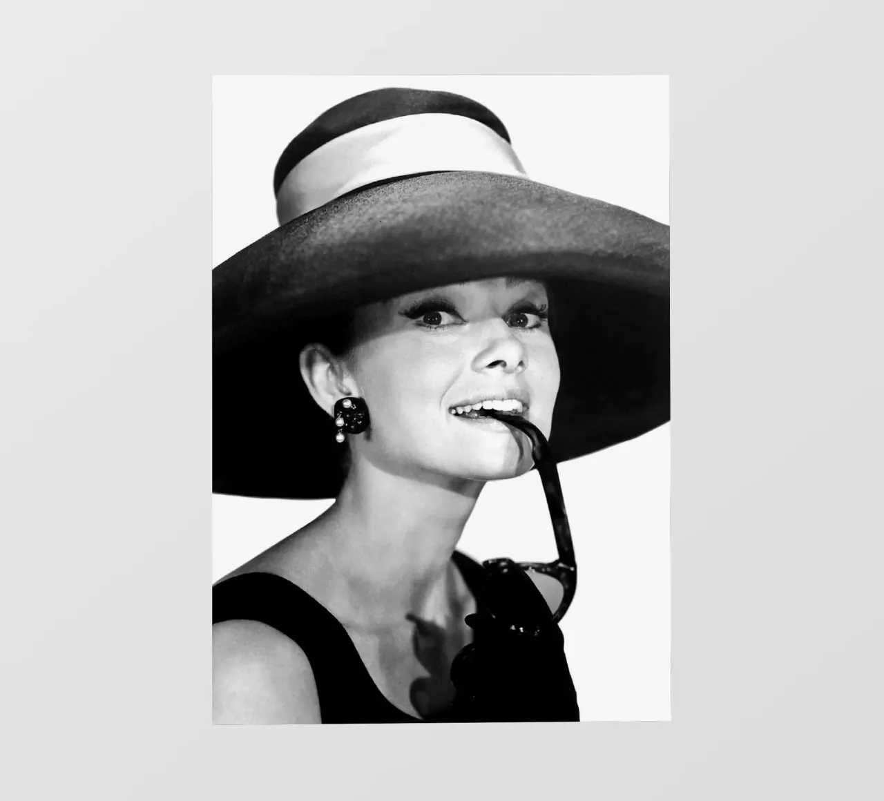 Audrey Hepburn in tenuta estiva pellicola backlit da April Lewis