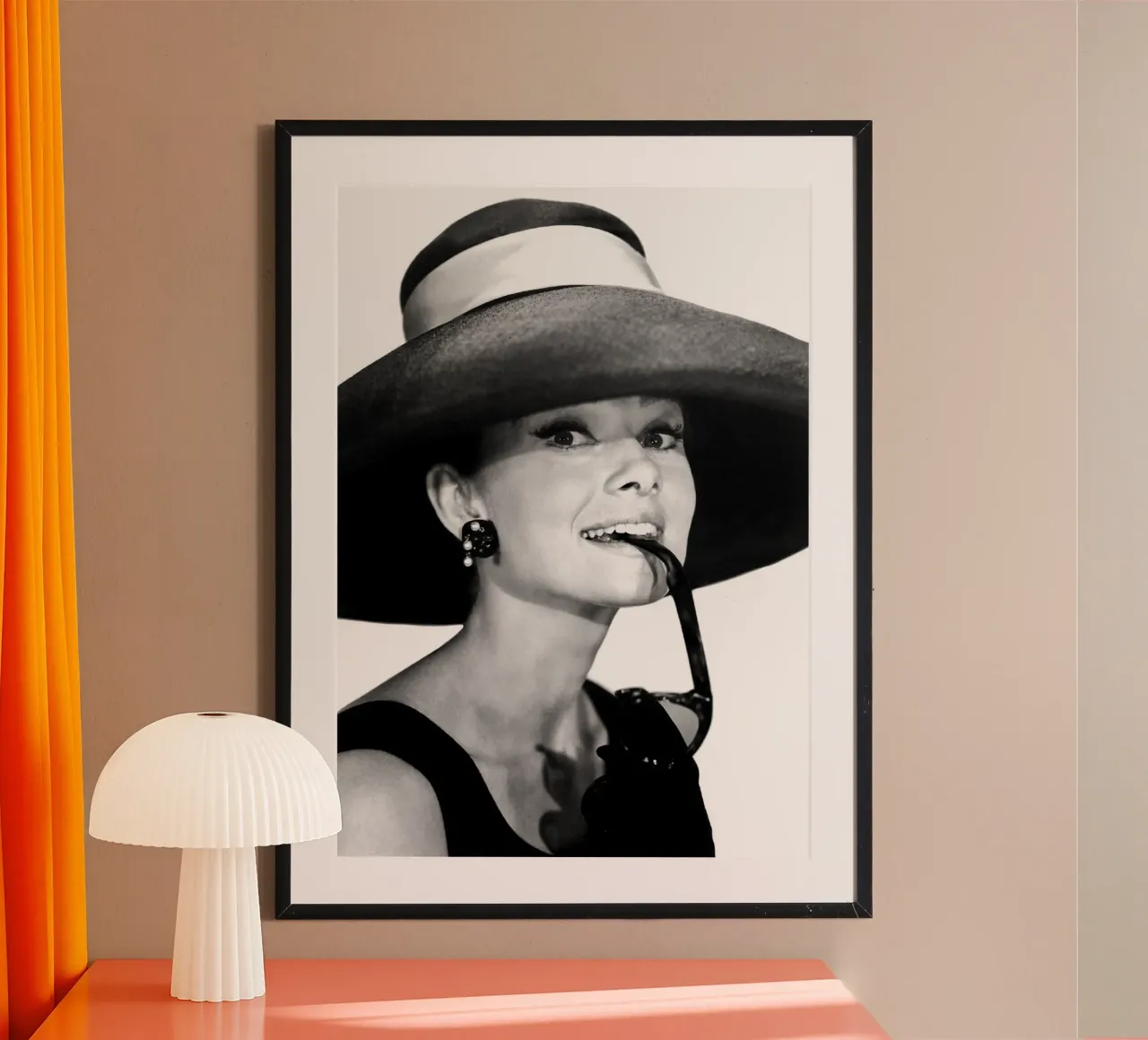 Audrey Hepburn in tenuta estiva poster da April Lewis